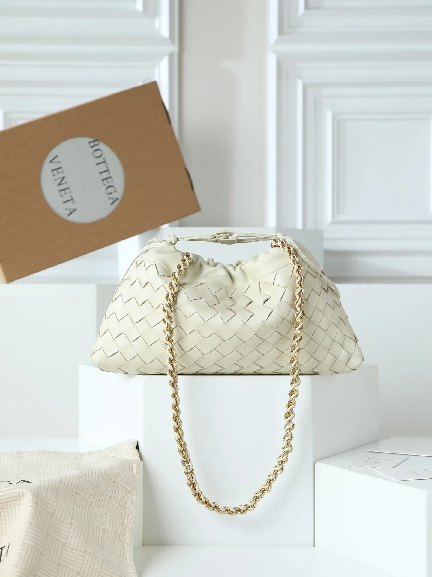 p1600. BOTTEGA VENETA 2025 new women's Dustbag Notte clutch. Dustbag, which has been very popular since its launch, has a chain clause! ! The hand-carrying method is reminiscent of the classic bag type Pouch , light and elegant, the retained drawstring design can be used as a bag, and the chain is longer, which is very suitable for sisters who like to carry their hands cross-body with their hands free. No matter which way you carry it, you can change the way you carry it according to the occasion and your mood of the day, which can make the overall outfit more fashionable🪄🪄The body of the bag has also been widened. It is the rainy season and the weather is hot, so it can easily accommodate small umbrellas and water bottles. The interior is made of nylon, which is light and comfortable to carry, and is very suitable for summer use. Style number: 839394 Size: 33*19*8cm
